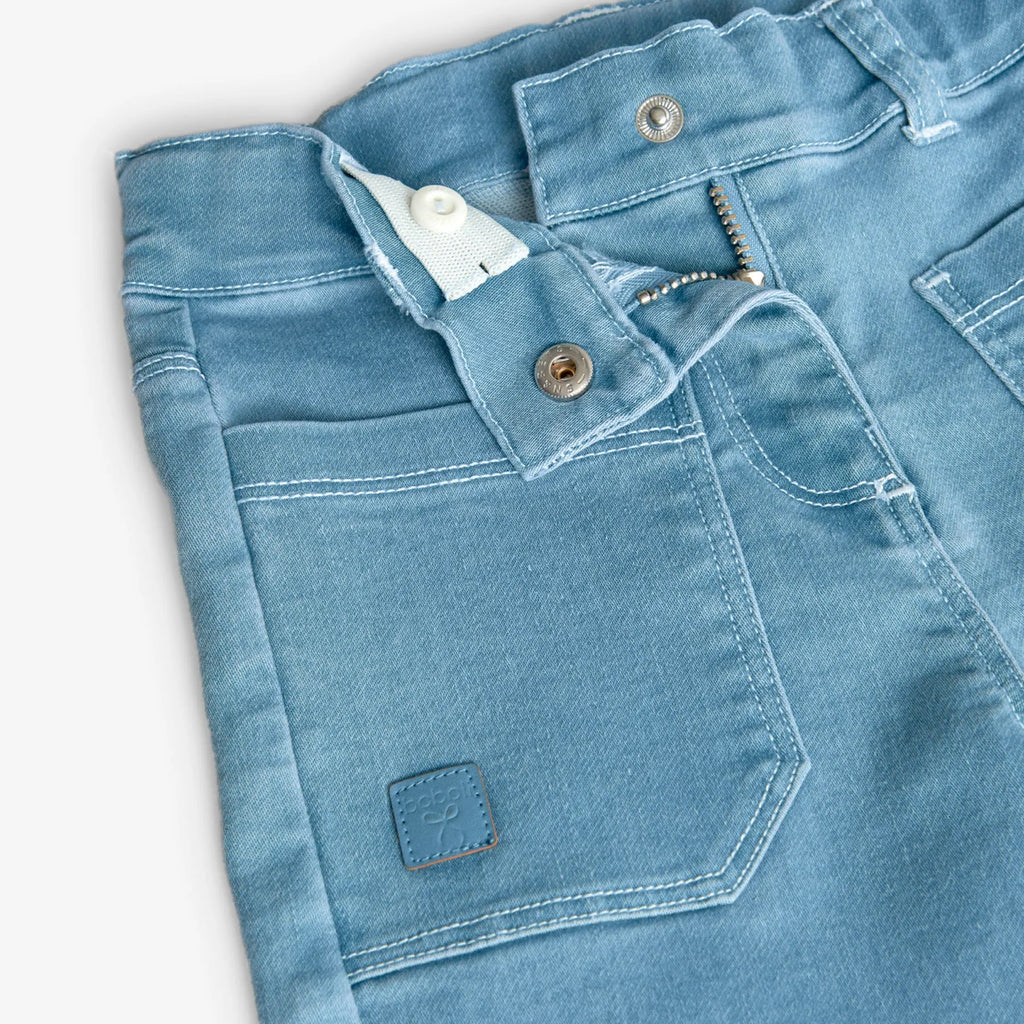 Jeans gamba dritta con tasche applicate blu slavato