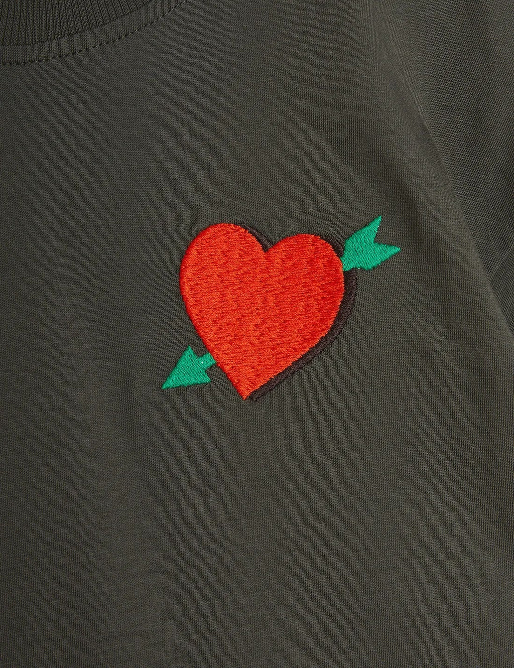 Maglietta con cuore ricamato nera
