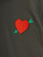 Maglietta con cuore ricamato nera
