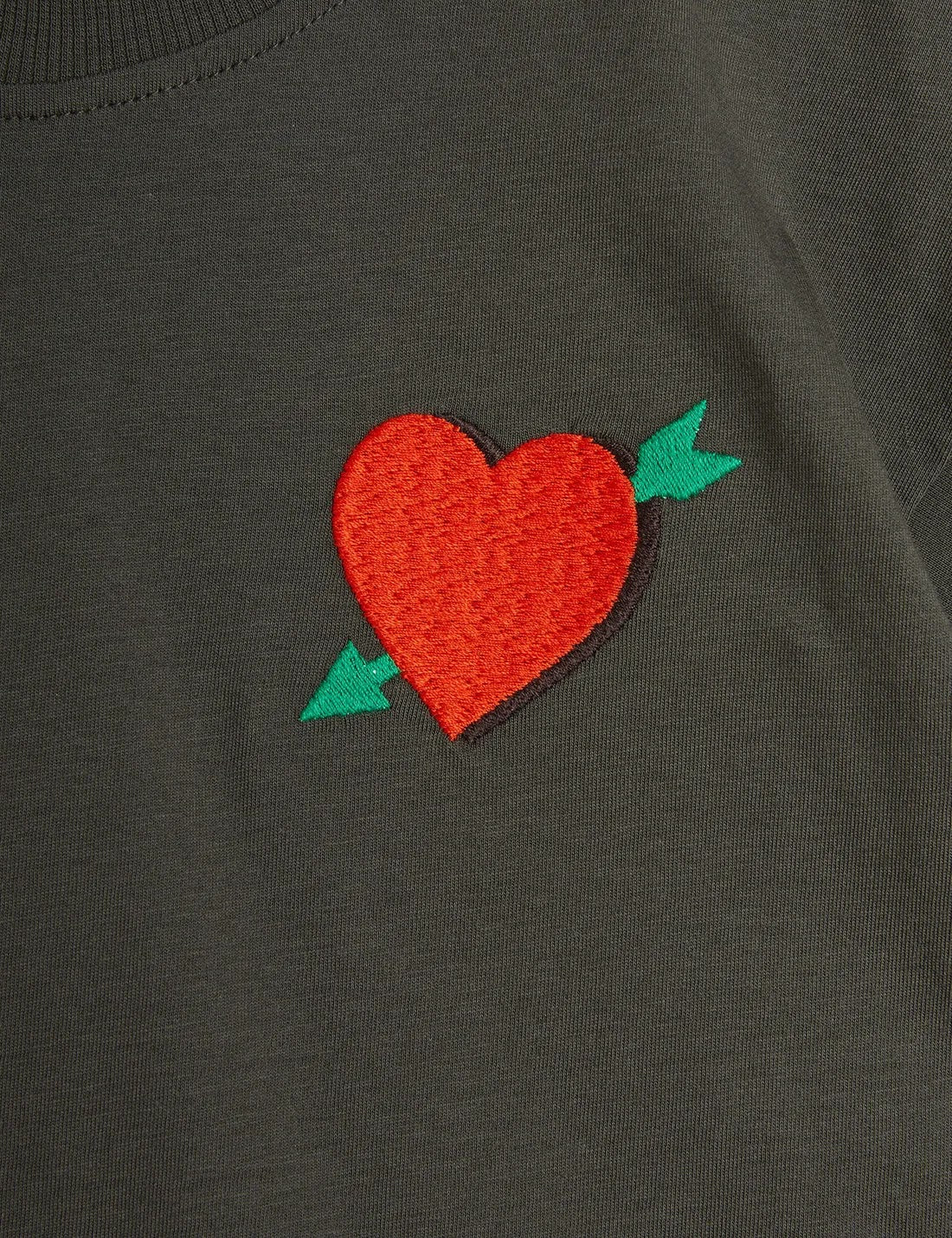 Maglietta con cuore ricamato nera