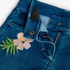 Jeans gamba dritta con applicazioni floreali