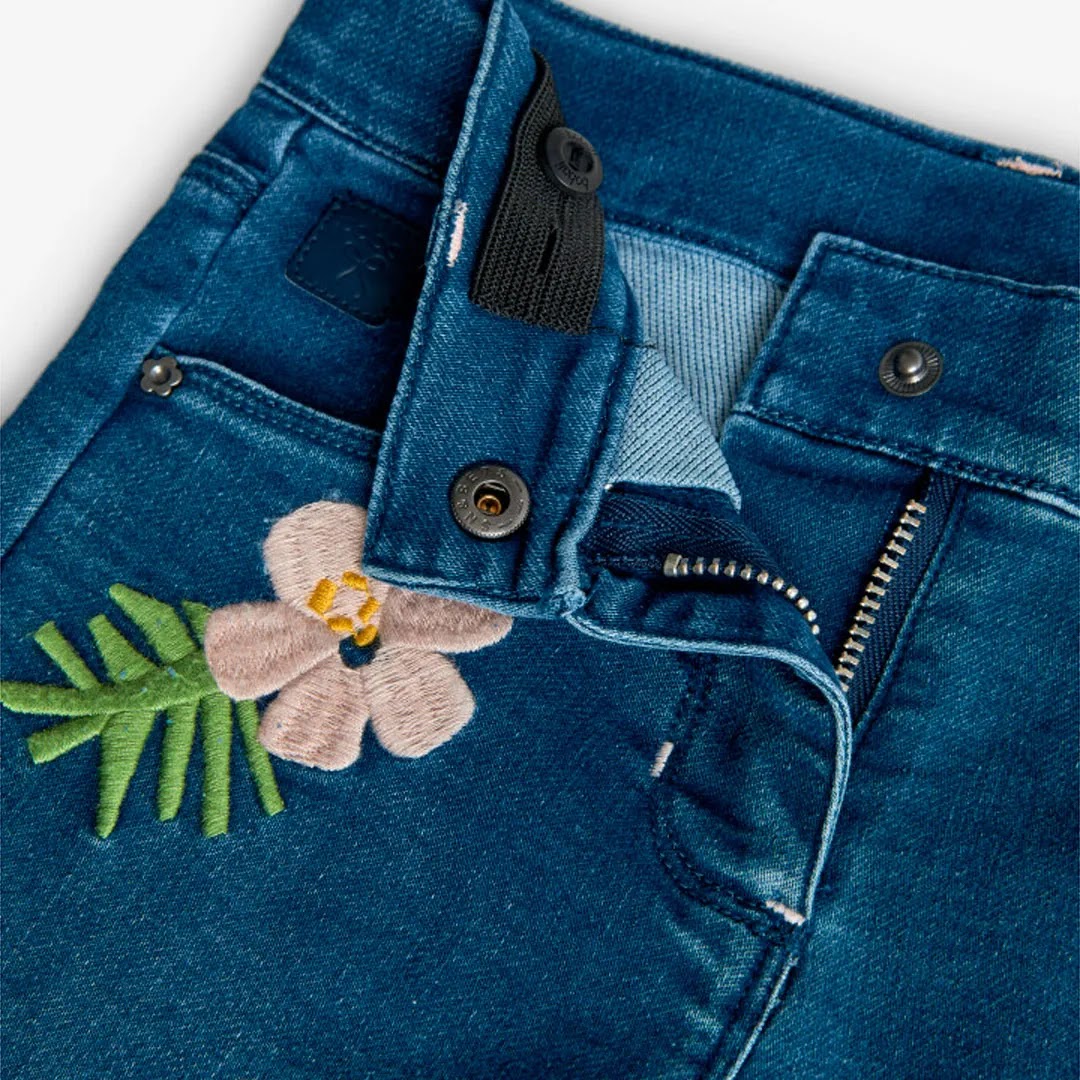 Jeans gamba dritta con applicazioni floreali