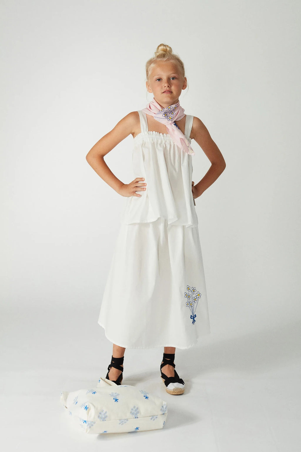 Top ricamato con Bouquet bianco