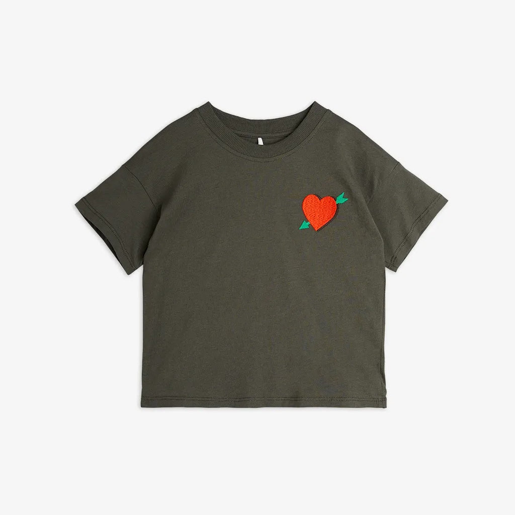 Maglietta con cuore ricamato nera