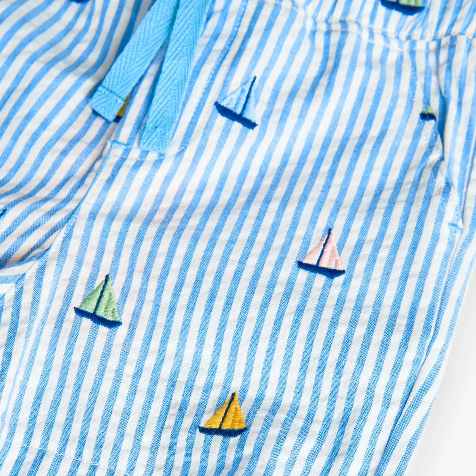 Shorts in cotone mille righe con barca a vela