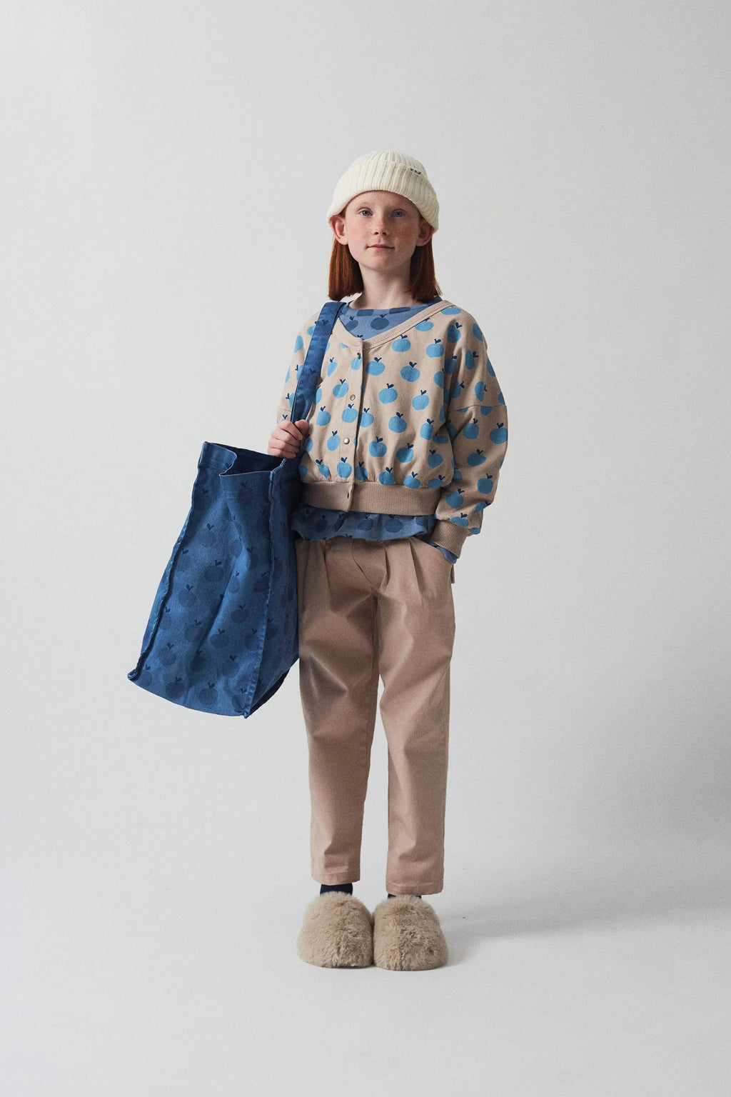 Cardigan morbido con mele all over topo