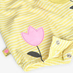 Pagliaccetto a righe giallo e bianco con tulipani