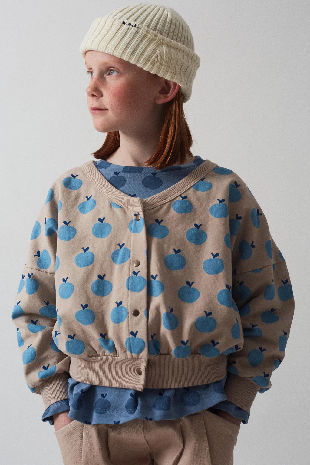 Cardigan morbido con mele all over topo