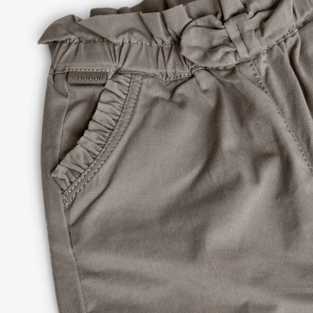 Pantaloni kaki sacchetto con decorazioni