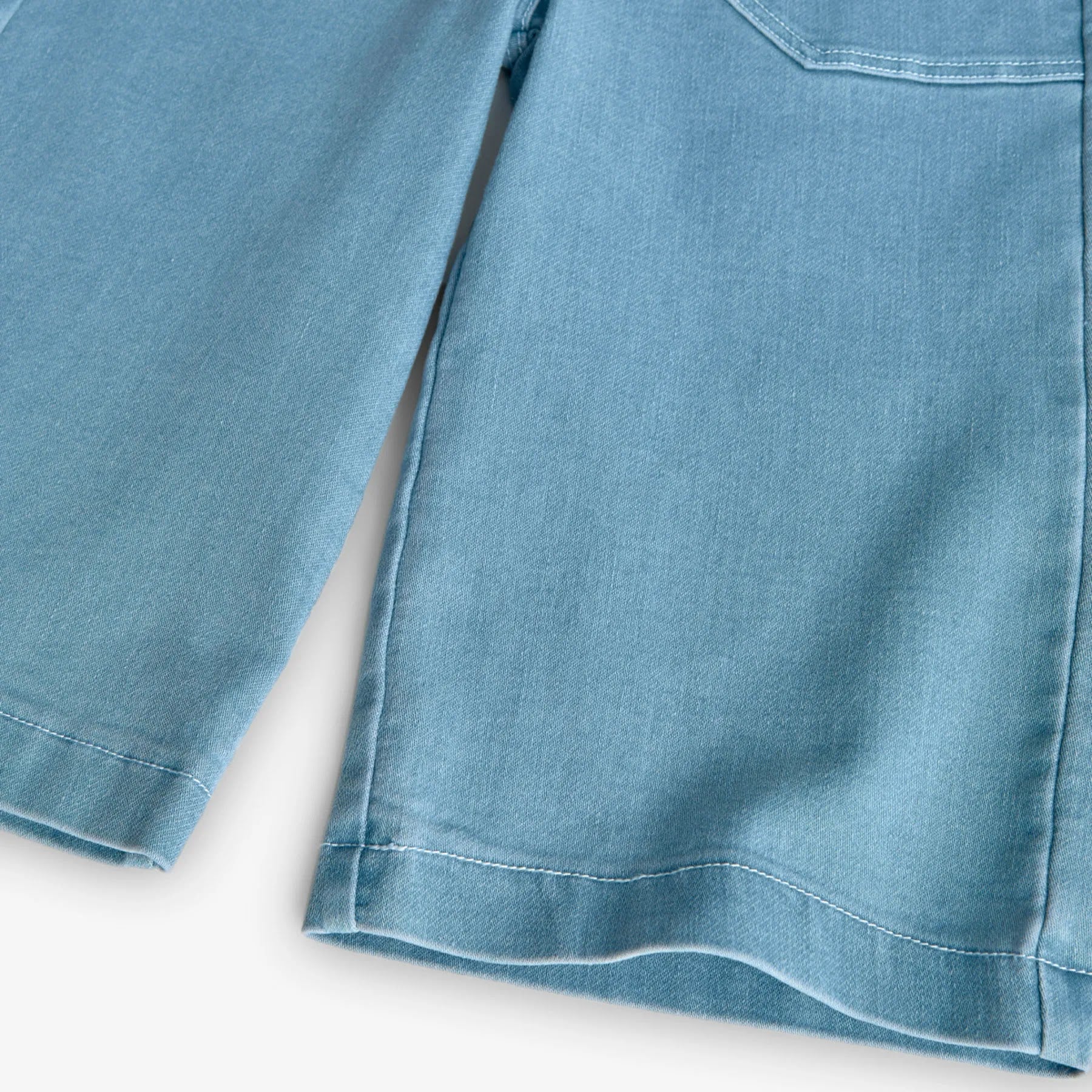 Jeans gamba dritta con tasche applicate blu slavato