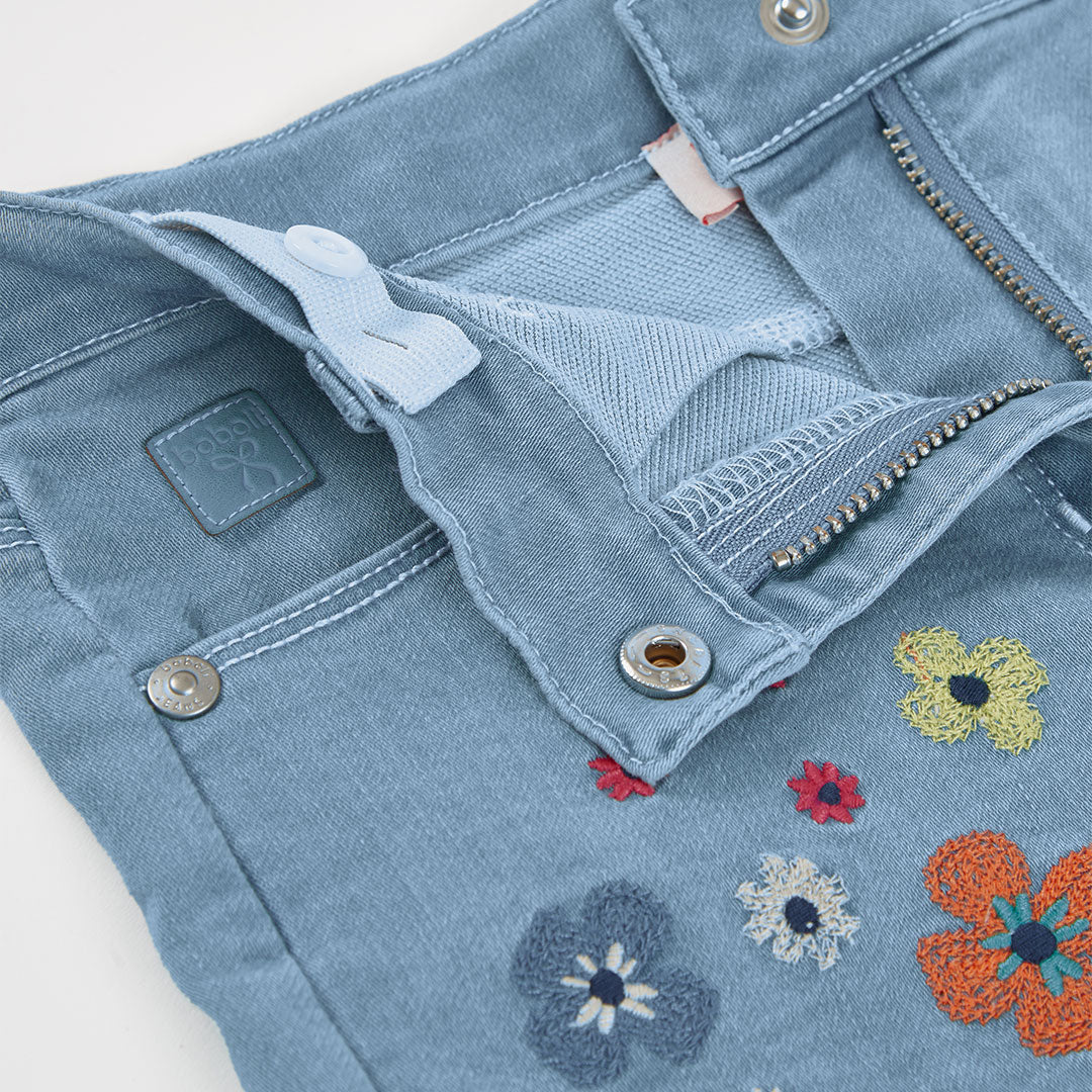 Short jeans con fiori ricamati